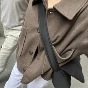 Kortkappa brun - Säljer min fina kortkappa ifrån Kappahl som är UTSÅLD överallt, supersnygg passform och fin färg nu till våren/sommaren! Köpt för 900kr, använd endast två gånger och säljer då den blev aningen för stor för mig som vanligtvis är XS 🫶  KÖP DIREKT FÖR 700kr