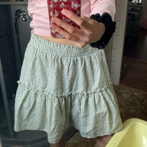 Rutig somrig kjol - Rutig grön jättesöt kjol💚Använd ett fåtal gånger. Bra skick. Säljer eftersom jag har liknande. Står ingen storlek men den är vädigt stretchig så passar S-M. 