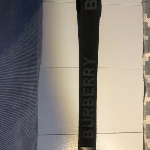 Burberry Bälte - Svart burberry bälte i mycket bra skick, har inget kvitto eller äkthetsbevis men det är äkta. Använder det inte längre då jag har andra bälten, tar även trade Kom privat för fler bilder!