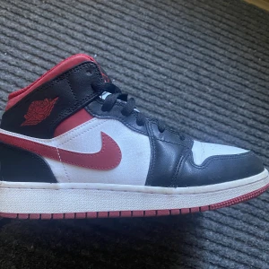 Nike Air Jordan 1 Mid Gym Red  - Köpta i New York hösten 2022. Finns inget kvitto eller låda. 