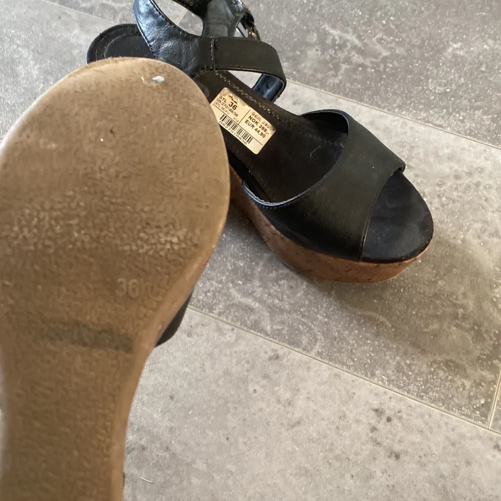 Fina svarta sandaler, använda Stellan under 1 sommar. Ser helt nya ut när man väl sätter på, det är bara ”insidan” som kan se använd ut på nära håll. Funkar även till strl 37 och möjligen 38. Kontakta gärna för övrig information! Original pris: 399kr. Skor.