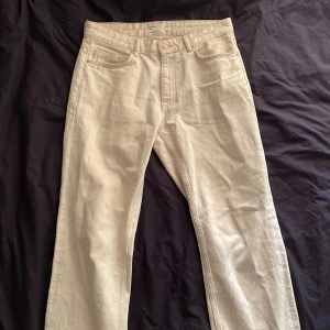 Bershka creme jeans - För korta