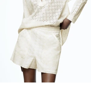 Vita zara shorts  - Säljer mina sjukt fina zara shorts som är slutsålda! Som är helt oanvända med lappen kvar☺️💖 våga ställa frågor! Sitter bra på mig som också brukar bära S!