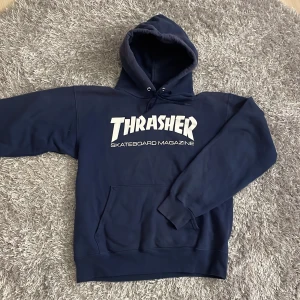 Trasher hoodie - Säljer denna blåa trasher hoodie då den inte kommer till användning, jätte fint skick! Nypris 1250:-