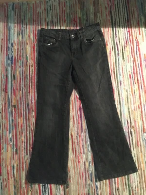 Bootcut ish jeans - Jättefina och sköna jeans, med bootcut ish. Märket är dessvärre oklart, därför säljer jag dom för ganska billigt. Sorry för ganska skeva bilder. Storleken är också ganska oklar men jag tror dom är S/M. Älskar dom men tyvärr är dom lite för stora för mig💔