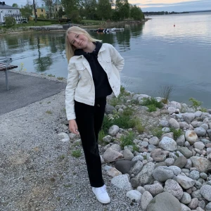 Jacka - Hej, säljer min jacka i manchestertyg från Monki. Den är i fint skick och har inga defekter. Den är beige/vit i färgen. Hör av er om ni har några frågor🥰