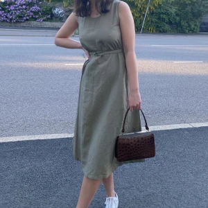 Klänning Uniqlo - Mörkgrön linneklänning från uniqlo, använd 1 gång.