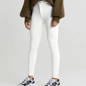 Vita skinnyjeans  - Vita skinnyjeans från Gina Tricot. Använda några få gånger. Bra skick.