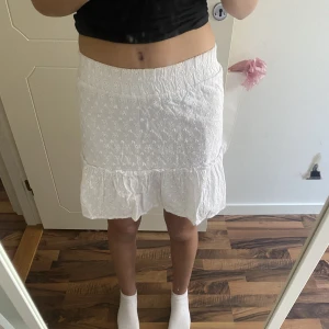 Kjol - Säljer en vit kjol som jag köpt på plick men är i gott skick. 
