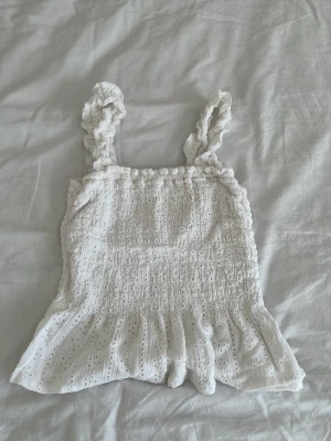 Topp - Fin topp till sommaren, använd 2 gånger. Ser helt ny ut, från Hollister. Toppen finns inte att köpa längre i butik då hollister inte finns längre. 