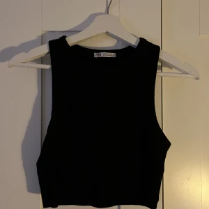 Zara linne - Säljer mitt svarta linne från zara för den inte används. Köpt förra året använd max 5 gånger.