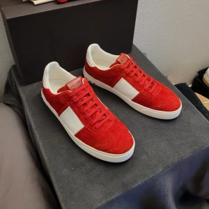 Valentino Flycrew - Extremt feta valentino flycrew skor i färgen röd! Cond 10/10 Helt nya, ALLA tillbehör ingår! Äkthetsbevis finns. Hör av dig vid minsta lilla fråga🙂