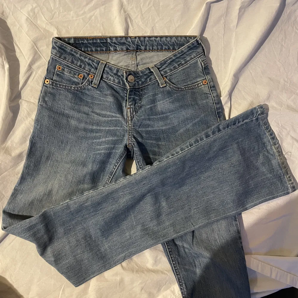 Levis jeans i modellen 545 low bootcut storlek w26 l34 MÅTT: midja 36cm, innerbenslängd 84cm. Jeans & Byxor.