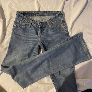 Levis jeans i modellen 545 low bootcut storlek w26 l34 MÅTT: midja 36cm, innerbenslängd 84cm