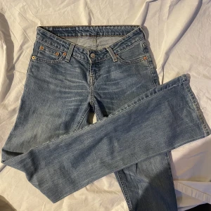 lågmidjade levis jeans  - Levis jeans i modellen 545 low bootcut storlek w26 l34 MÅTT: midja 36cm, innerbenslängd 84cm