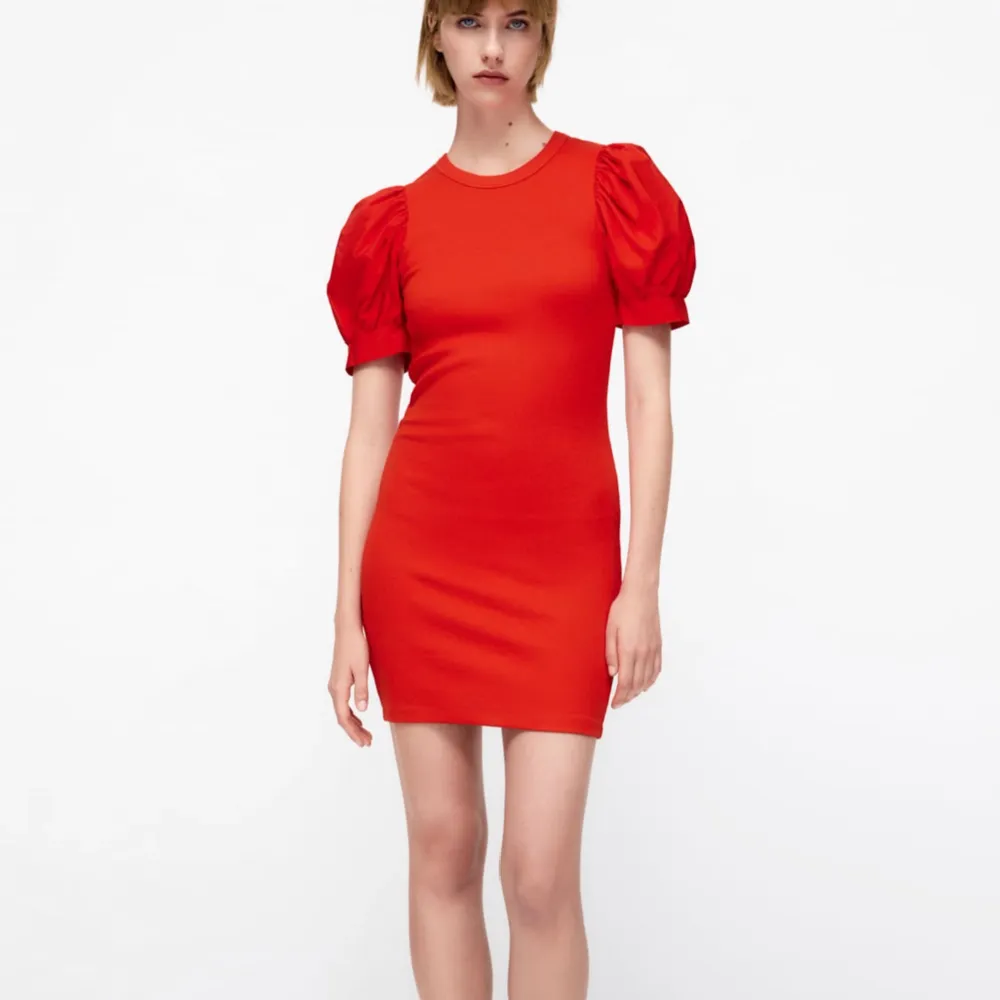 Säljer denna klänning helt NY! Perfekt till julen, ord pris 258, jag säljer för 100 + frakt🤍. Klänningar.