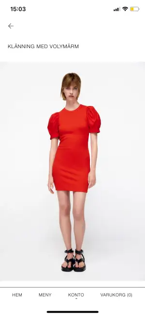 Säljer denna klänning helt NY! Perfekt till julen, ord pris 258, jag säljer för 100 + frakt🤍