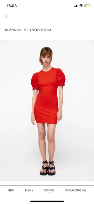 Ribbad röd klänning Zara stl S - Säljer denna klänning helt NY! Perfekt till julen, ord pris 258, jag säljer för 100 + frakt🤍