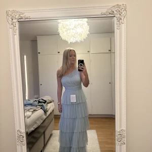 Klänning  - Har missat returdatumet där av kan jag ej skicka tillbaka denna fina klänning, då jag hittat en annan som passar mig bättre. Är de någon som är intresserad av att köpa. Aldrig använd och alla lappar kvar  