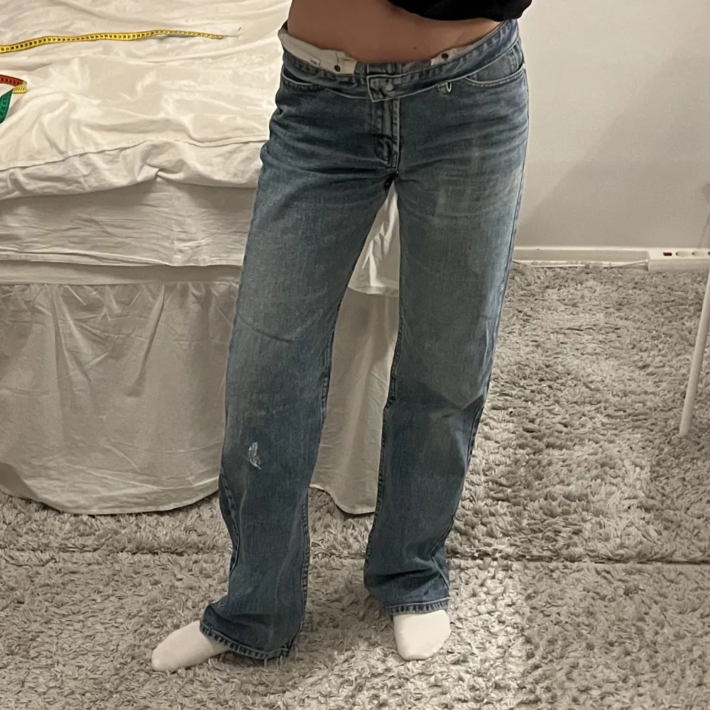 Nedvikta lowwaist jeans. Har ett hål på knät men annars i väldigt bra skick.. Jeans & Byxor.