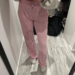 Rosa juicy-byxor - Jättefina rosa juicy byxor i frotteliknande material, använt några fåtal gånger men är lite missfärgade ner mot fötterna då det är lite mörkare men det är inget man lägger märke till. Skicka gärna meddelande om du vill ha fler bilder eller vid intresse🩷🩷