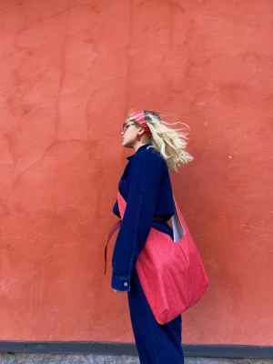 Vändbar Crossoverbag  - Handsydd vändbar Crossoverbag av återvunnet material säljs på min insta @degronagardinerna 