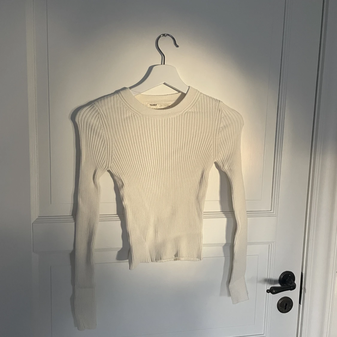 of white långärmad stickad tröja 