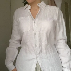 Skjorta i linen  - Skjortan är buren cirka 2 gånger. Luftigt och skönt material att ha på sig. Lite oversized och kan därför bäras som strl 34/36.  Minns inte vad den kostade exakt, men priset låg på runt 400kr.  