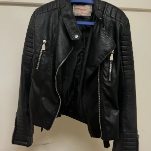 Chiquelle moto jacket  - Chiquelles ”moto jacket” i stl 42. Väldigt liten i storlek så skulle säga att den passar mer en s/m.  Knappt använd så i nyskick. Kan skickas om köparen står för frakten! Nypris 799kr  Säljes för 350kr