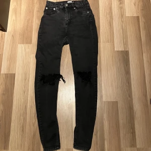 High waist skinny jeans - Skinny jeans med hål i knänen, inga defekter. Lager 157 jeans snake