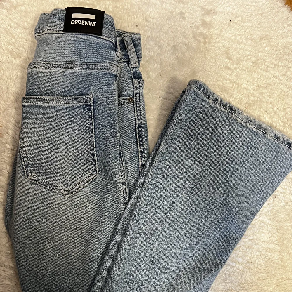 Dem här blåajeansen säljer jag eftersom de inte längre passar mig:( Älskar dessa och hoppas istället nån annan kan nyttja dem🤍. Jeans & Byxor.