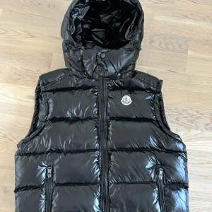 Moncler Bormes väst - Riktigt fet Moncler väst i storlek 3 passar M, använd ett par gånger. Nfc tag funkar, skriv om intresserad 