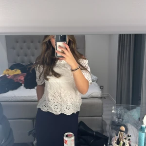 Tröja - Säljer denna fina tröja från bikbok då den inte längre används. Är använd sparsamt och är som ny!❤️ tveka inte på att skriva vid frågor eller intresse.