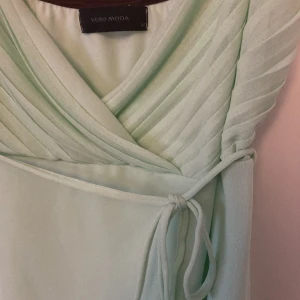 Topp - Säljer denna snygga och unika toppen från Vero Moda 😻🙌 Aldrig använd av mig men fått den av en bekant 🫶🏻 Ser ganska grön ut på bilden men ljusare i verkligheten 😊