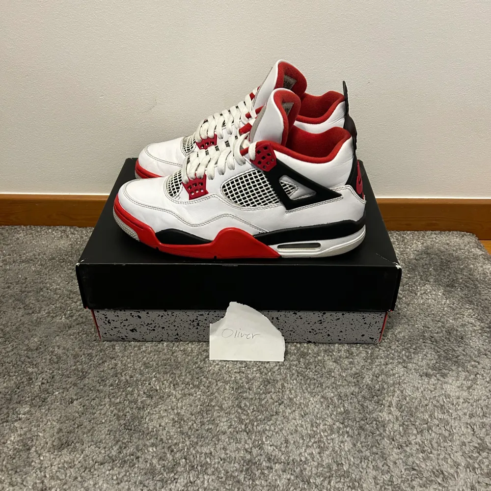 Jordan 4 Fire Red, skon är i bra skick. Kvitto och låda tillkommer, kan även fraktas. Hör av er för mer information/bilder!. Skor.