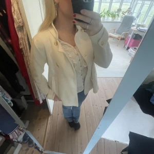 Vit Kappa - Skitsöt vit kappa i tjockare stickat material💕aldrig använd är i nyskick!! Jag brukar oftast ha S men tycker denna sitter skitsnyggt. Skriv för fler bilder