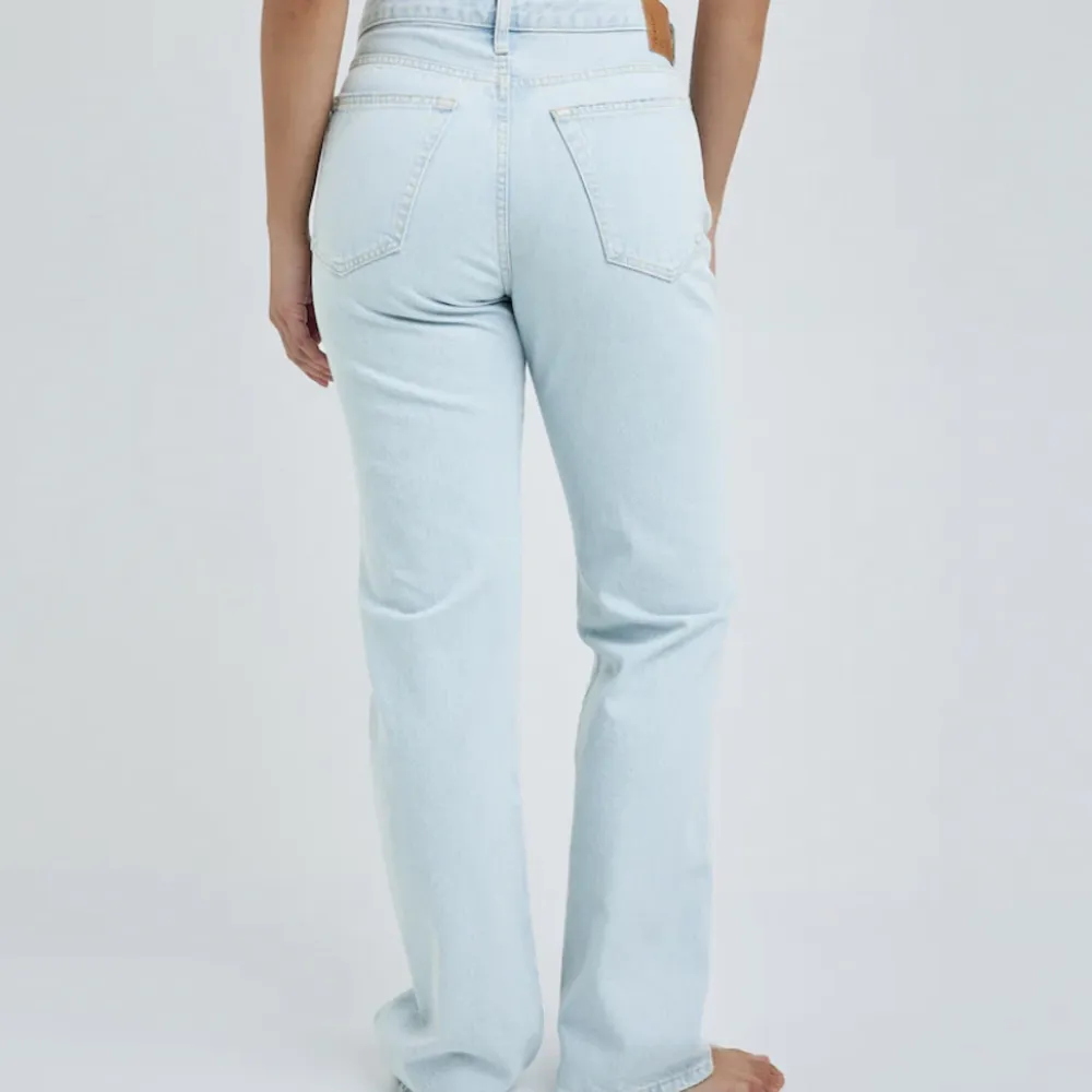 Säljer dessa jättefina lowwaist straightleg jeans från bikbok🤍säljer för att det inte är min stillängre🤍De passar mig som är ca 170cm men hade också passar kortare och längre🤍. Jeans & Byxor.