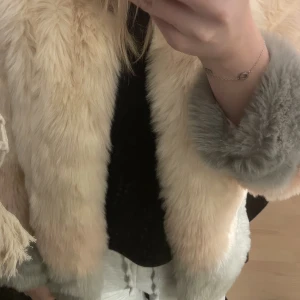 Pälsjacka - En pälsjacka med tre färger. I barnstorlek 152 men väldigt stor i storleken. Eftersom den passar mig som har S 