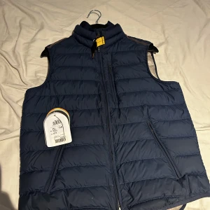 Parajumers väst - Parajumper väst i nyskick, inga defekter eller tecken på användning. Säljer för att jag inte behöver den längre då jag köpt ny. Pris kan diskuteras 