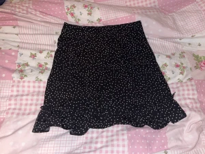 kjol  - en prickig kjol i st M men skulle säga att den sitter som S