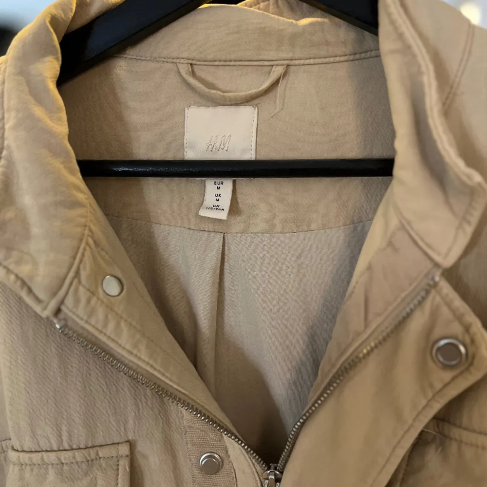 Snygg H&M jacka från en äldre kollektion, i bra skick använd bara några gånger. Jackor.