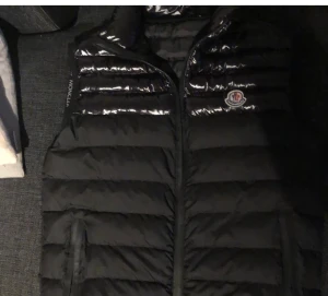 Fin moncler väst  - Fin moncler väst inga skador Scan funkar pris kan diskuteras 