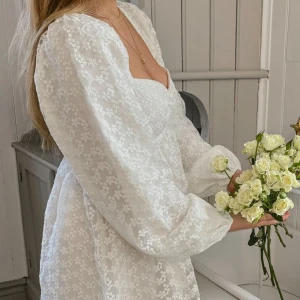 Vit klänning  - säljer min helt oanvända klänning från NA-KD i storlek 34-xs! Prislappen är kvar🥰 Skriv för fler bilder samt pris 