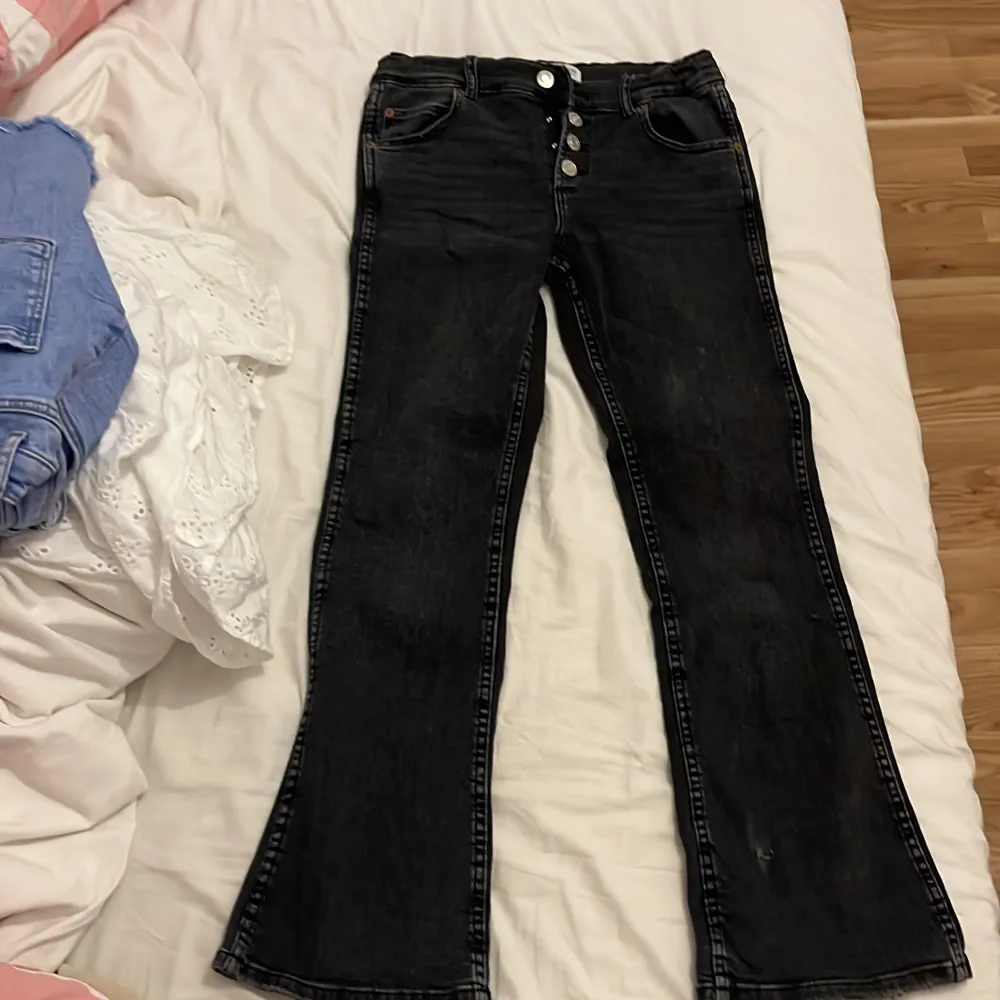 Super coola snygga zara jeans. Köptes förra året. Säljer för att dem är för små för mig ❤️ budgivning på priset . Jeans & Byxor.