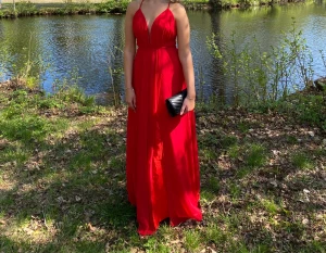 Balklänning röd - Säljer min jättefina balklänning från Ivory Field! Köpt här på Plick men i väldigt bra skick! Klänningen är i storlek 36 men passar absolut xs/s/m då man kan justera storleken med banden, samt beroende på hur man väljer att knyta klänningen.   Nypris-1899