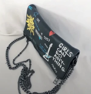 Zadig Voltaire handväska - Så fin handväska från Zadig voltaire! Köptes för något år sedan men kommer aldrig till användning så toppskick, denna modell går inte att få tag i längre, nypris runt 5000 