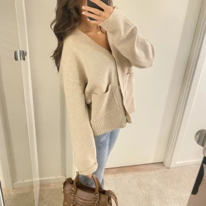 Beige stickad kofta  - Jätte fin och varm stickad tröja med utsvängda armar och fickor ❤️