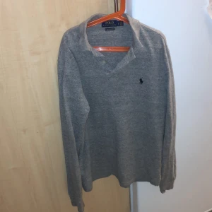 Långärmad ralph lauren pike - Långärmad ralph lauren pike i fint skick. Storlek small Kom privat för frågor eller funderingar