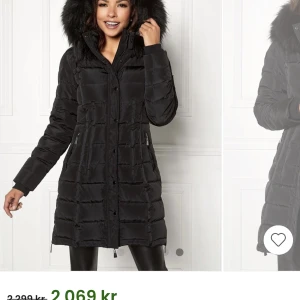 Roco baroco jacka  - Jacka inköpt för 2 år sen för 2299kr, använd men i fint skick. Lite smink uppe på kragen annars inga fel. Självklart Fuskpäls(!!)🫶🏻🫶🏻