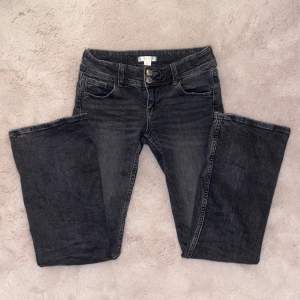 Lågmidjade bootcut jeans i storlek 152. Köpta från gina young för ca 2 månader sedan och säljer då de inte kommer till användning längre. Priset kan sänkas vid snabb affär 🩷